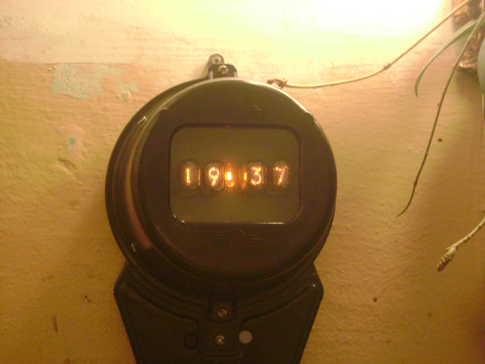 Счетчик часов электрический. Наручные часы на ин-17. Часы электрический счетчик. Часы из электросчетчика. Часы с циферблатом счетчика.
